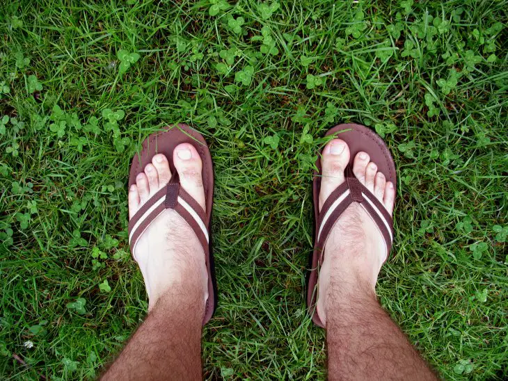 Best Flip Flops For Wide Feet (5 Top Choices To Buy!)